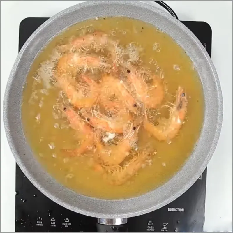 Bước 2 Chiên tôm Tôm chiên bơ tỏi