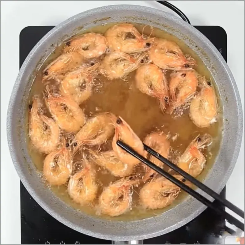 Bước 2 Chiên tôm Tôm chiên bơ tỏi