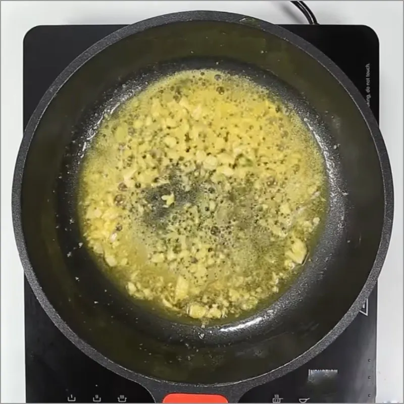 Bước 3 Làm tôm chiên bơ tỏi Tôm chiên bơ tỏi